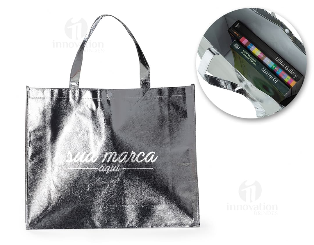 Sacola metalizada de tecido não tecido (TNT) com botão. Textura brilhante e suave, ideal para transporte de objetos. Cor preta e design moderno, com detalhes em metal. Perfeita para quem busca estilo e praticidade no dia a dia.