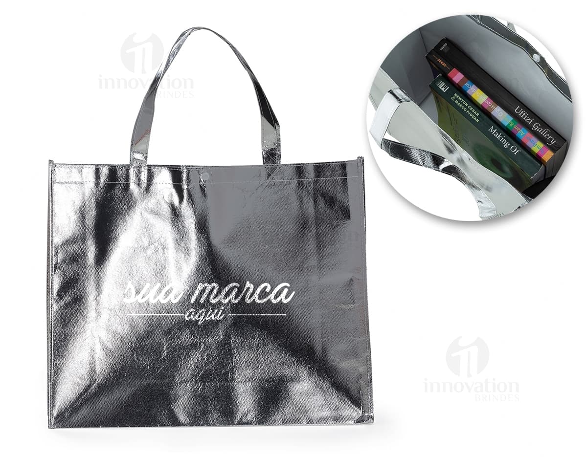 Sacola metalizada de tecido não tecido (TNT) com botão. Textura brilhante e suave, ideal para transporte de objetos. Cor preta e design moderno, com detalhes em metal. Perfeita para quem busca estilo e praticidade no dia a dia.