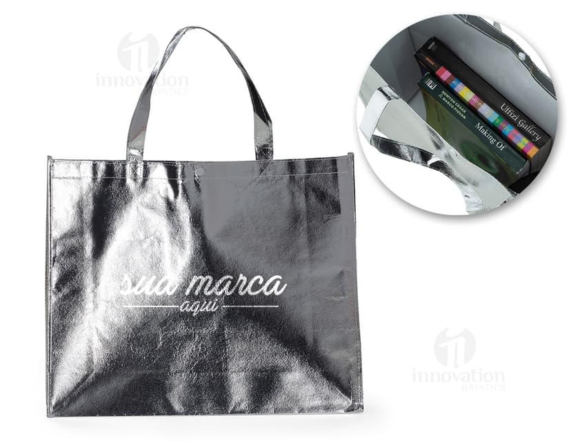 Sacola metalizada de tecido não tecido (TNT) com botão. Textura brilhante e suave, ideal para transporte de objetos. Cor preta e design moderno, com detalhes em metal. Perfeita para quem busca estilo e praticidade no dia a dia.