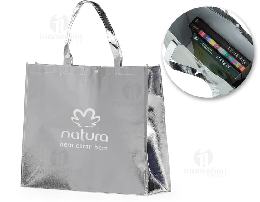 Sacola metalizada de tecido não tecido (TNT) com botão. Textura brilhante e suave, ideal para transporte de objetos. Cor preta e design moderno, com detalhes em metal. Perfeita para quem busca estilo e praticidade no dia a dia.