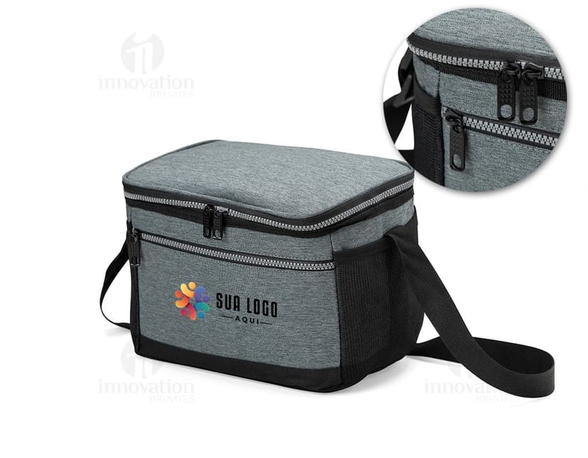 Bolsa térmica 10 litros preta para transporte de equipamentos eletrônicos e fotográficos. Design moderno, feita em couro e metal, com alça ajustável. Ideal para profissionais que precisam manter seus itens seguros e protegidos. Garanta já a sua!