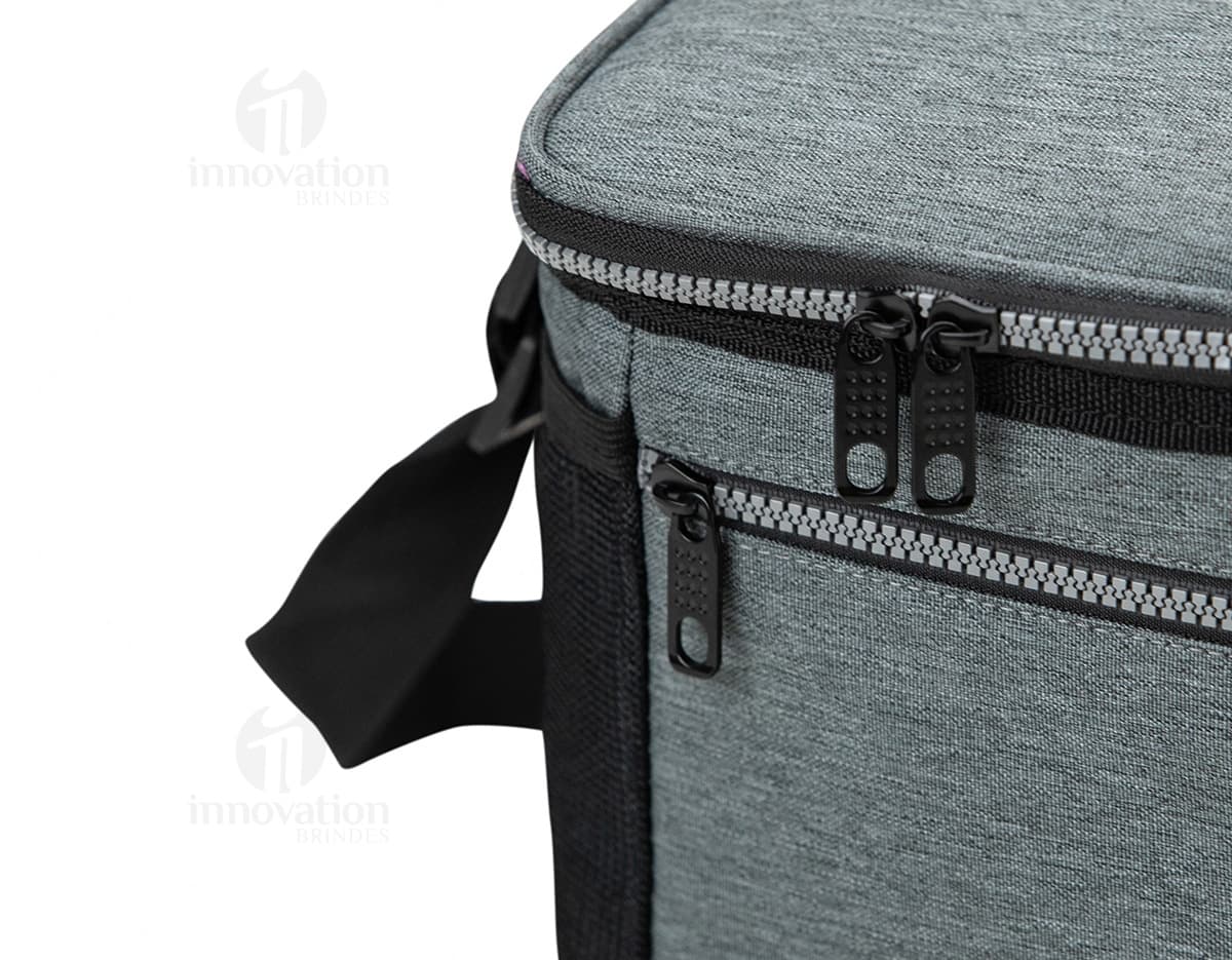 Bolsa Térmica 10 Litros - Mantenha seus alimentos frescos por mais tempo! Prática e moderna, essa bolsa térmica é o acessório perfeito para você que busca praticidade e versatilidade. Ideal para manter suas refeições frescas em qualquer lugar. Garanta já a sua!