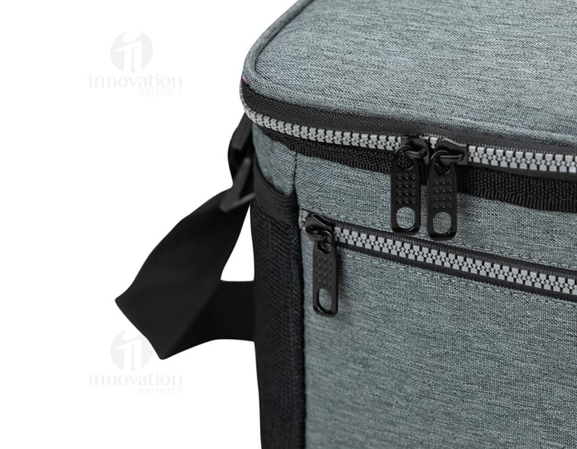Bolsa Térmica 10 Litros - Mantenha seus alimentos frescos por mais tempo! Prática e moderna, essa bolsa térmica é o acessório perfeito para você que busca praticidade e versatilidade. Ideal para manter suas refeições frescas em qualquer lugar. Garanta já a sua!