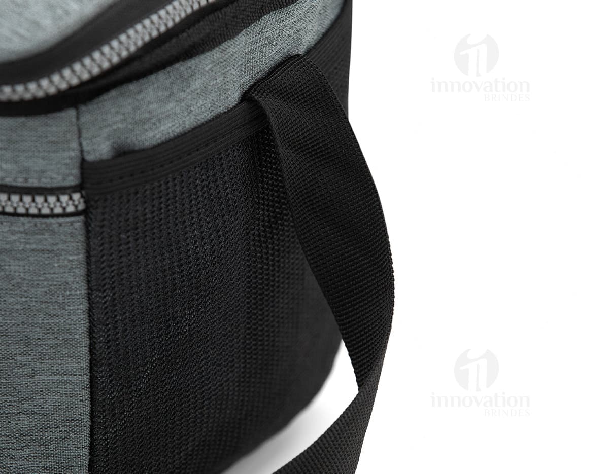 Bolsa Térmica 10 Litros em Couro Preto - Equipamento Fotográfico Profissional. Ideal para Transportar Equipamentos Eletrônicos e Acessórios com Segurança. Feita em Couro de Alta Qualidade, Possui Alça Ajustável e Compartimentos Internos para Organização. Mantenha seus Dispositivos Protegidos e Sempre Prontos para Uso. Elegância e Praticidade em um Único Produto!