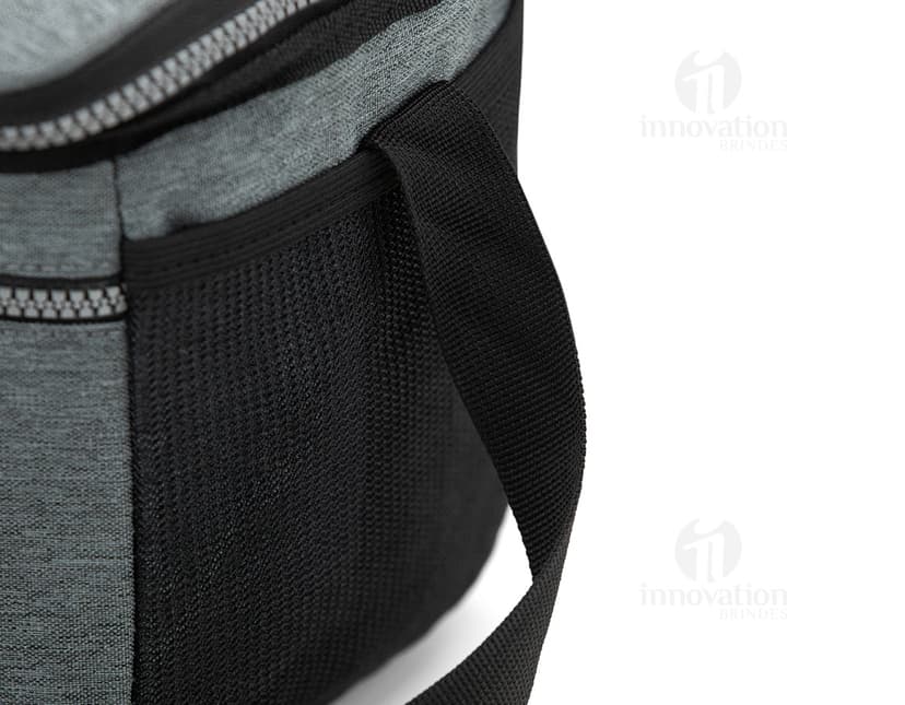 Bolsa Térmica 10 Litros em Couro Preto - Equipamento Fotográfico Profissional. Ideal para Transportar Equipamentos Eletrônicos e Acessórios com Segurança. Feita em Couro de Alta Qualidade, Possui Alça Ajustável e Compartimentos Internos para Organização. Mantenha seus Dispositivos Protegidos e Sempre Prontos para Uso. Elegância e Praticidade em um Único Produto!