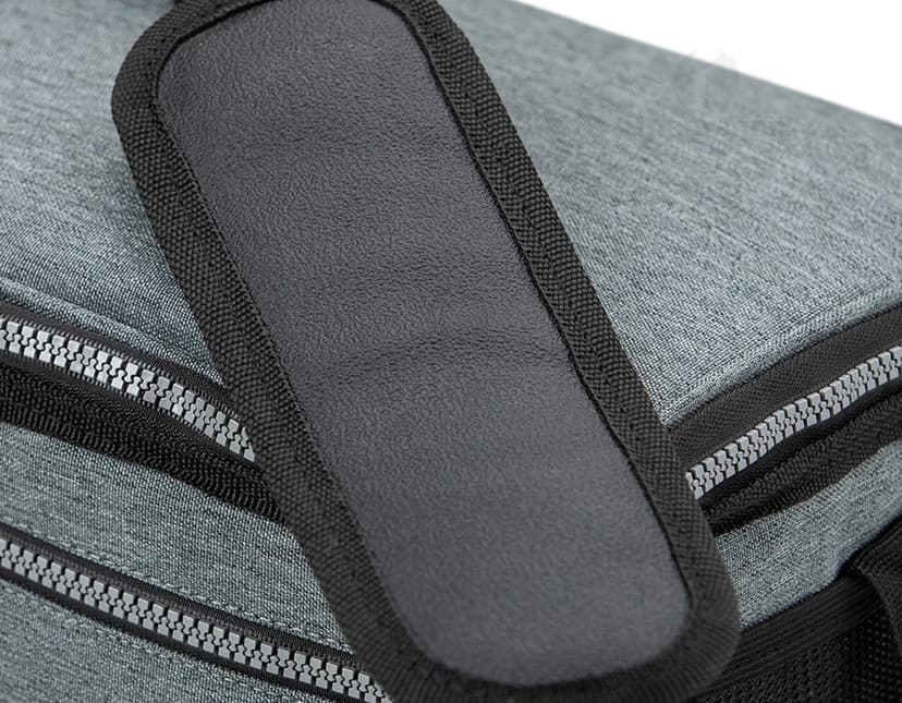 Bolsa Térmica 10 litros em couro sintético preto, ideal para transportar equipamentos eletrônicos ou fotográficos com segurança. Design moderno e funcional, perfeito para profissionais exigentes. Mantenha seus objetos delicados protegidos e organizados. Compre já!