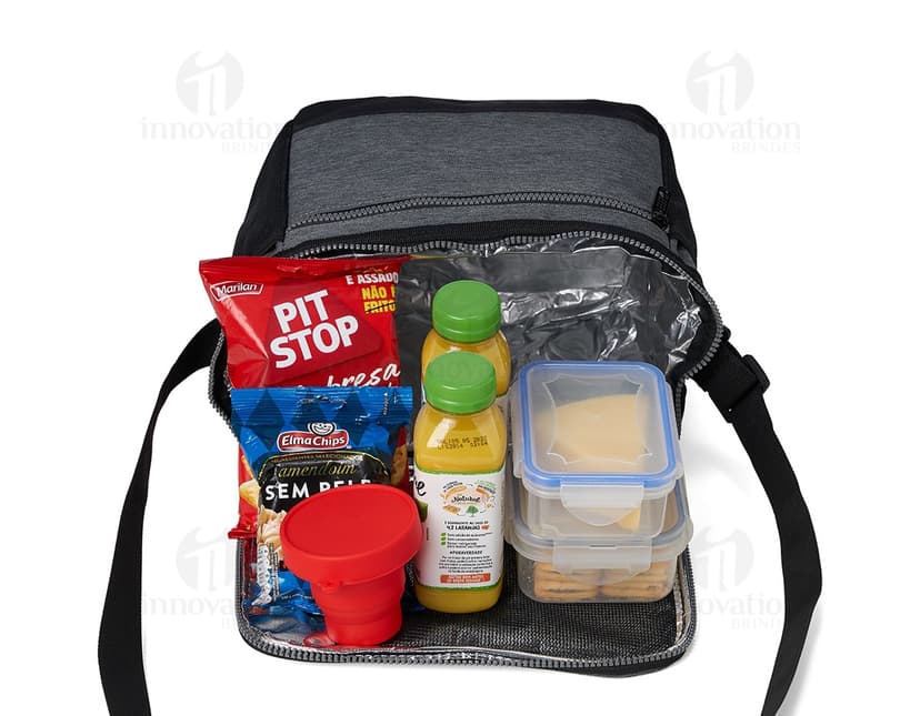 Bolsa térmica 10 litros preta para equipamentos eletrônicos e fotográficos. Ideal para transportar câmeras, lentes e acessórios com segurança. Design moderno e resistente em material de alta qualidade. Prática e funcional para profissionais que buscam proteção e estilo. Aproveite!