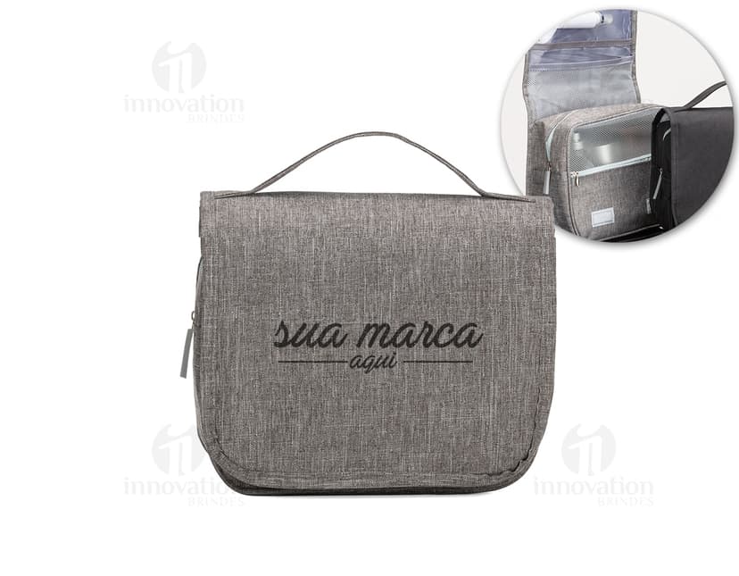 Necessaire organizadora em nylon preto, ideal para guardar bolsas, carteiras, documentos e objetos pessoais. Possui gancho para pendurar, fecho de zíper e compartimentos internos para organizar chaves, dinheiro e dispositivos eletrônicos. Textura resistente e design elegante, perfeita para viagens e uso diário.