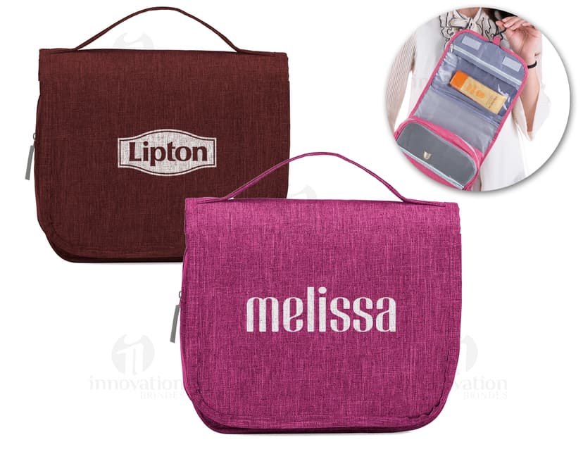 Necessaire organizadora em nylon preto, ideal para guardar bolsas, carteiras, documentos e objetos pessoais. Possui gancho para pendurar, fecho de zíper e compartimentos internos para organizar chaves, dinheiro e dispositivos eletrônicos. Textura resistente e design elegante, perfeita para viagens e uso diário.
