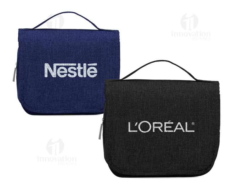 Necessaire organizadora em nylon preto, ideal para guardar bolsas, carteiras, documentos e objetos pessoais. Possui gancho para pendurar, fecho de zíper e compartimentos internos para organizar chaves, dinheiro e dispositivos eletrônicos. Textura resistente e design elegante, perfeita para viagens e uso diário.