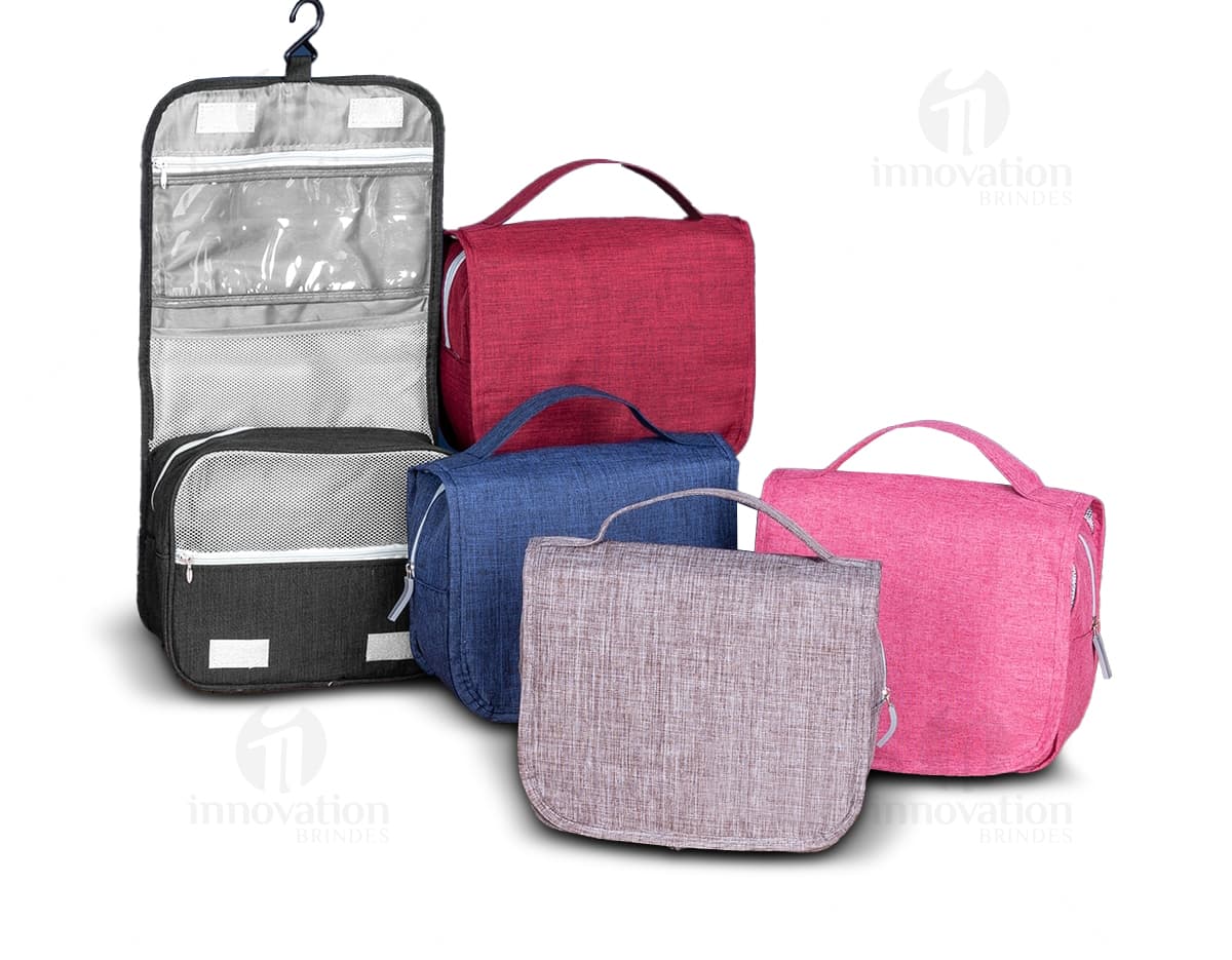 Necessaire organizadora em nylon preto, ideal para guardar bolsas, carteiras, documentos e objetos pessoais. Possui gancho para pendurar, fecho de zíper e compartimentos internos para organizar chaves, dinheiro e dispositivos eletrônicos. Textura resistente e design elegante, perfeita para viagens e uso diário.