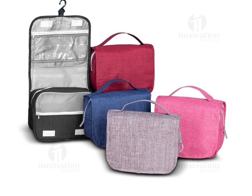 Necessaire organizadora em nylon preto, ideal para guardar bolsas, carteiras, documentos e objetos pessoais. Possui gancho para pendurar, fecho de zíper e compartimentos internos para organizar chaves, dinheiro e dispositivos eletrônicos. Textura resistente e design elegante, perfeita para viagens e uso diário.