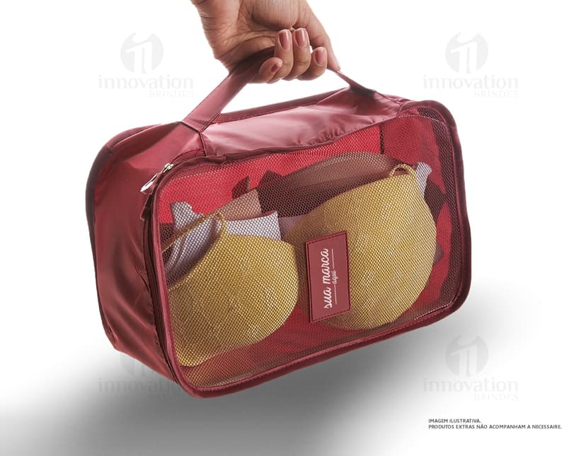 Kit Nécessaire 6 peças em couro preto - Kit essencial para viagens ou uso diário. Prático e elegante, com zíper e alça para facilitar o transporte. Ideal para organização e estilo. Perfeito para presentear!