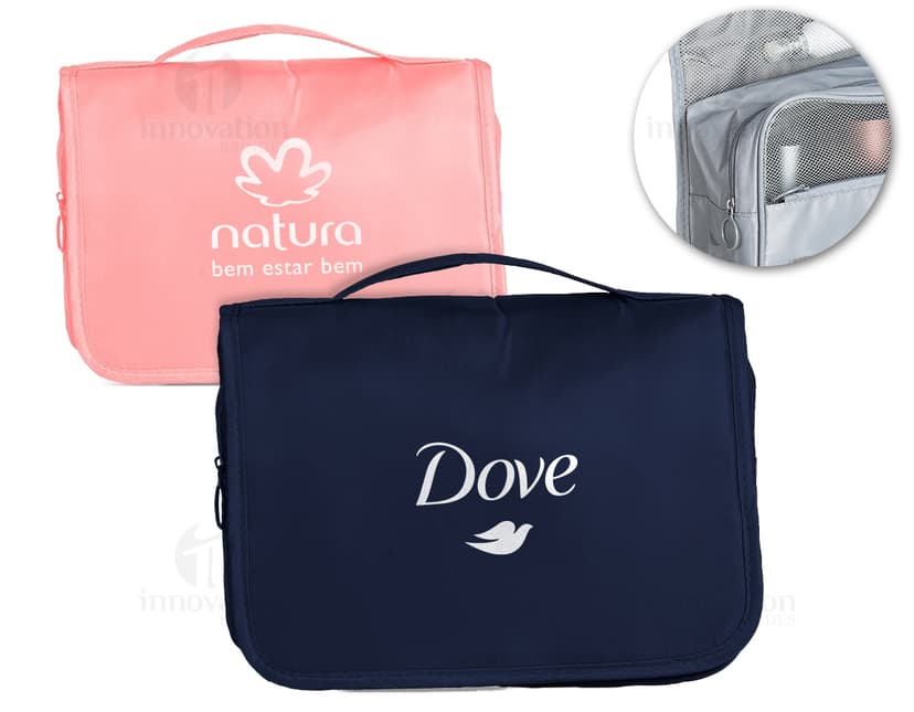 Necessaire de nylon oxford marrom com design vintage e textura grunge. Item vazio, fechado com ziper e alça para transporte, ideal para armazenar dinheiro, cartões, notas e objetos pessoais. Elegante e prático para uso diário.