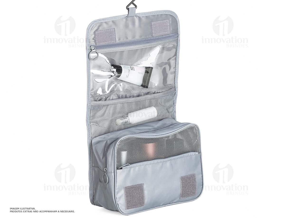 Necessaire de nylon oxford marrom com design vintage e textura grunge. Item vazio, fechado com ziper e alça para transporte, ideal para armazenar dinheiro, cartões, notas e objetos pessoais. Elegante e prático para uso diário.