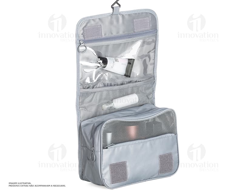 Necessaire de nylon oxford marrom com design vintage e textura grunge. Item vazio, fechado com ziper e alça para transporte, ideal para armazenar dinheiro, cartões, notas e objetos pessoais. Elegante e prático para uso diário.