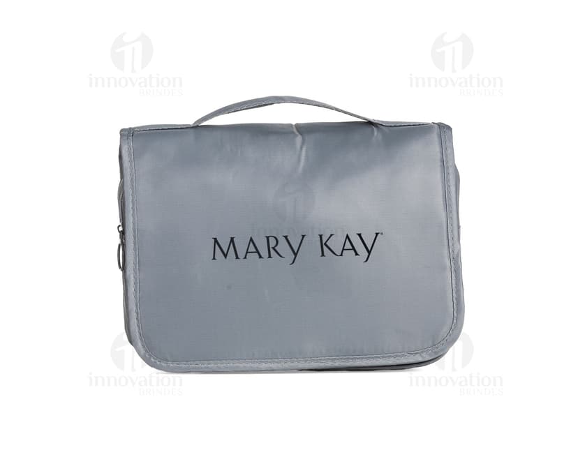 Necessaire de nylon oxford marrom com design vintage e textura grunge. Item vazio, fechado com ziper e alça para transporte, ideal para armazenar dinheiro, cartões, notas e objetos pessoais. Elegante e prático para uso diário.