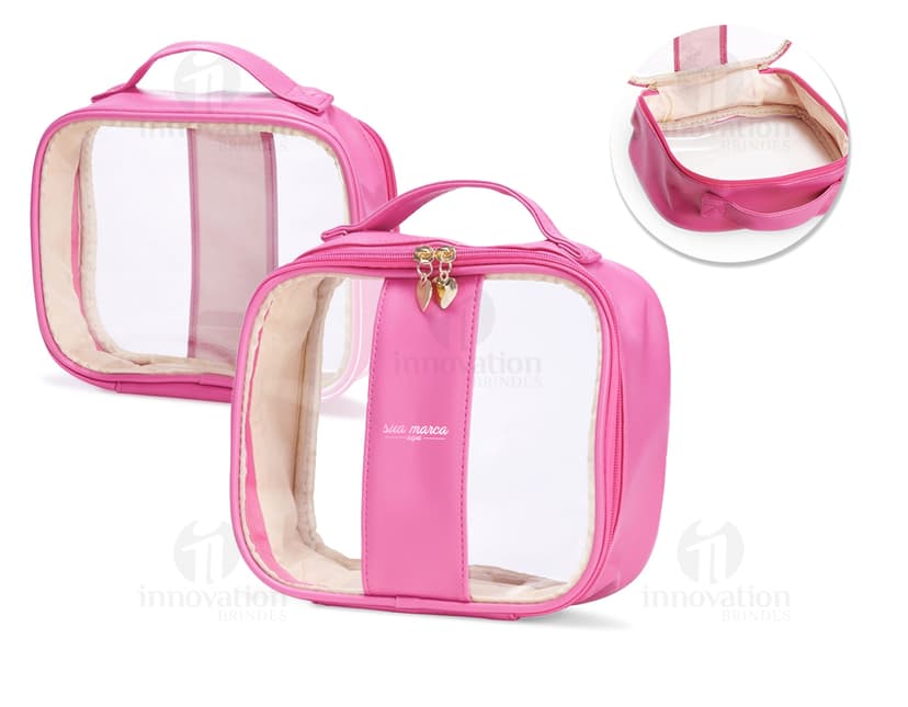 Nécessaire PVC Média preta, moderna e elegante, com fecho de zíper e alça de mão. Feita de couro sintético, possui um design clean e é ideal para armazenar objetos pessoais com segurança e estilo.