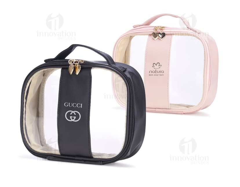 Nécessaire PVC Média preta, moderna e elegante, com fecho de zíper e alça de mão. Feita de couro sintético, possui um design clean e é ideal para armazenar objetos pessoais com segurança e estilo.
