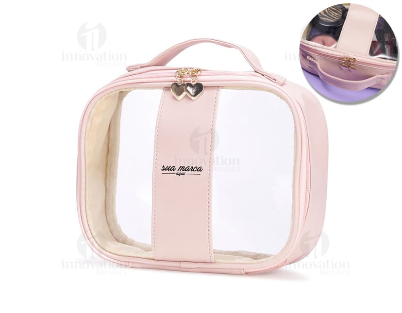 Nécessaire PVC Grande na cor rosa, feita em couro e metal. Possui um único compartimento com fechadura, perfeito para guardar acessórios de maquiagem e objetos de luxo. Ideal para ser levada em viagens ou como um elegante item de moda.