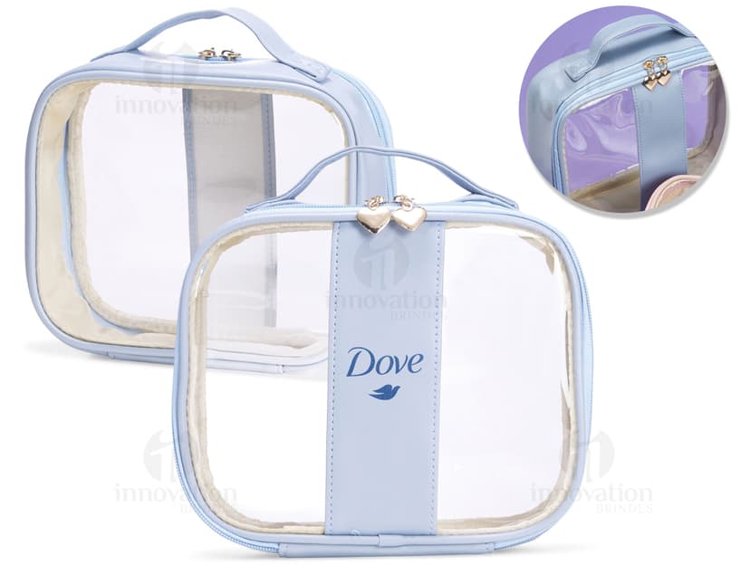 Nécessaire PVC Grande na cor rosa, feita em couro e metal. Possui um único compartimento com fechadura, perfeito para guardar acessórios de maquiagem e objetos de luxo. Ideal para ser levada em viagens ou como um elegante item de moda.