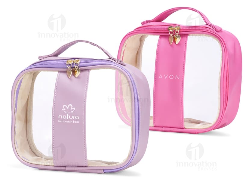 Nécessaire PVC Grande na cor rosa, feita em couro e metal. Possui um único compartimento com fechadura, perfeito para guardar acessórios de maquiagem e objetos de luxo. Ideal para ser levada em viagens ou como um elegante item de moda.