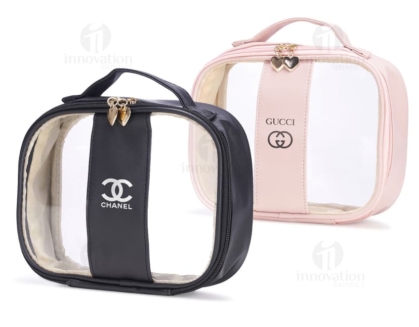 Nécessaire PVC Grande na cor rosa, feita em couro e metal. Possui um único compartimento com fechadura, perfeito para guardar acessórios de maquiagem e objetos de luxo. Ideal para ser levada em viagens ou como um elegante item de moda.
