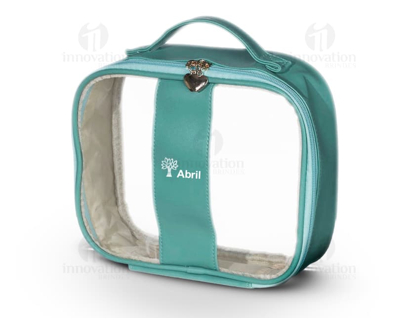 Nécessaire PVC Grande na cor rosa, feita em couro e metal. Possui um único compartimento com fechadura, perfeito para guardar acessórios de maquiagem e objetos de luxo. Ideal para ser levada em viagens ou como um elegante item de moda.