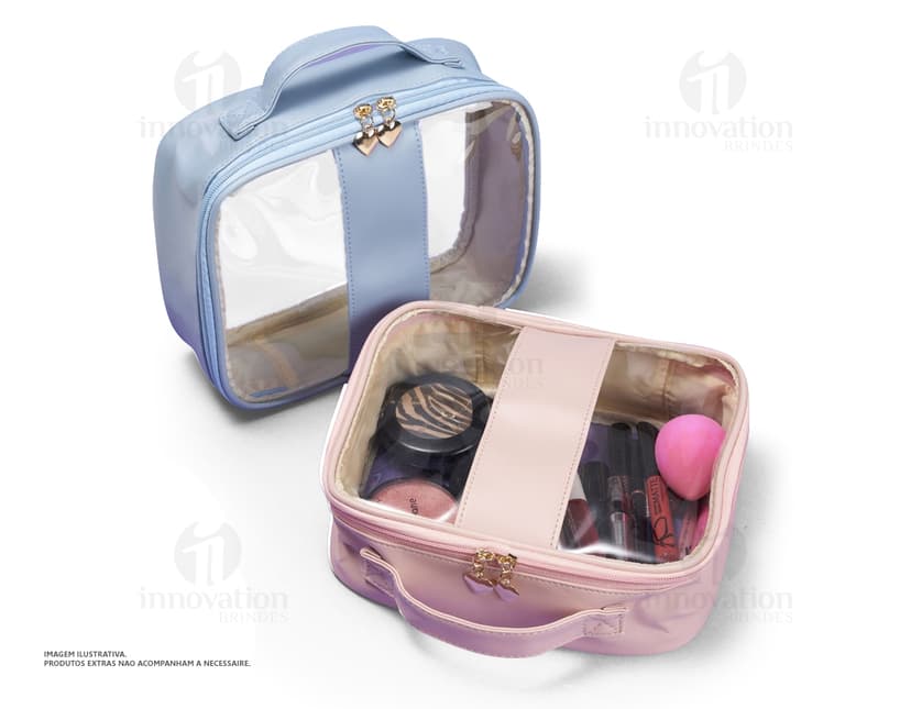 Nécessaire PVC Grande na cor rosa, feita em couro e metal. Possui um único compartimento com fechadura, perfeito para guardar acessórios de maquiagem e objetos de luxo. Ideal para ser levada em viagens ou como um elegante item de moda.