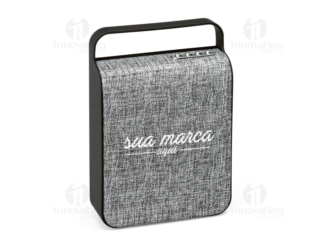 Caixa de som de luxo em couro preto - Perfeita para presentear ou para uso pessoal. Design moderno e elegante, com alça de couro e fecho de metal. A caixa de som2 é um acessório de alta qualidade que combina estilo e funcionalidade. Adquira já a sua!