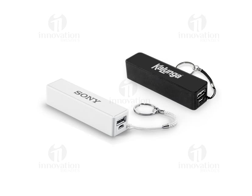 Power bank preto de 1.000 mAh, um dispositivo eletrônico portátil utilizado para carregar aparelhos eletrônicos como celulares e tablets. O equipamento conta com interface, dongle, modem e adaptador, além de conexão por cabo e armazenamento de dados. É um objeto eletrônico moderno, feito de plástico e metal, com bateria recarregável e design portátil.
