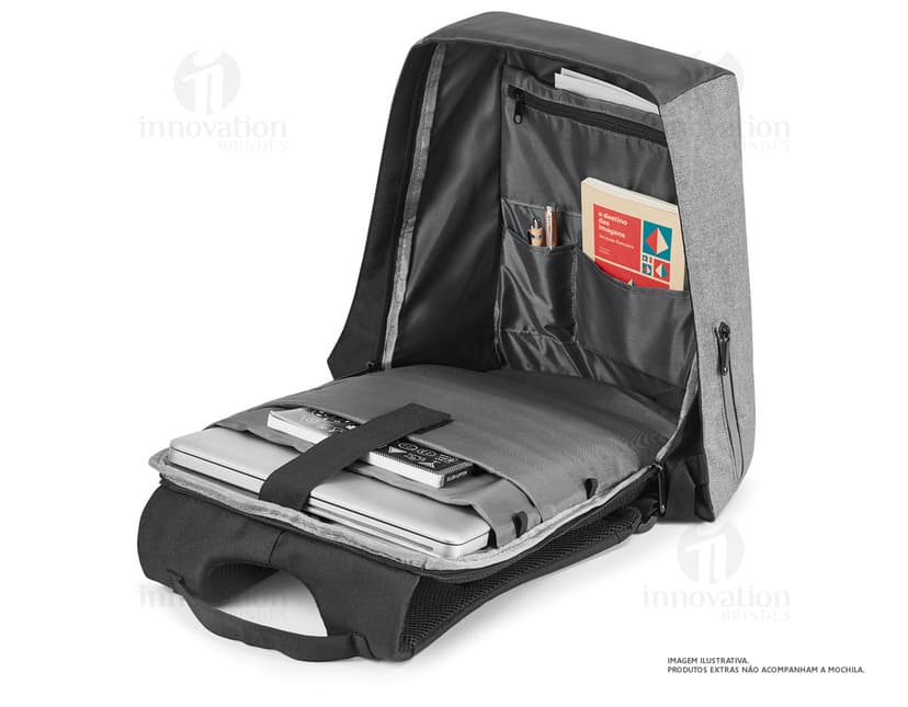Mochila para notebook em couro preto, moderna e elegante. Ideal para viagens de negócios ou uso no escritório. Compartimento espaçoso e seguro para guardar seu equipamento eletrônico com estilo. Confortável alça de mão e zíper resistente. Perfeita para profissionais que buscam praticidade e sofisticação.