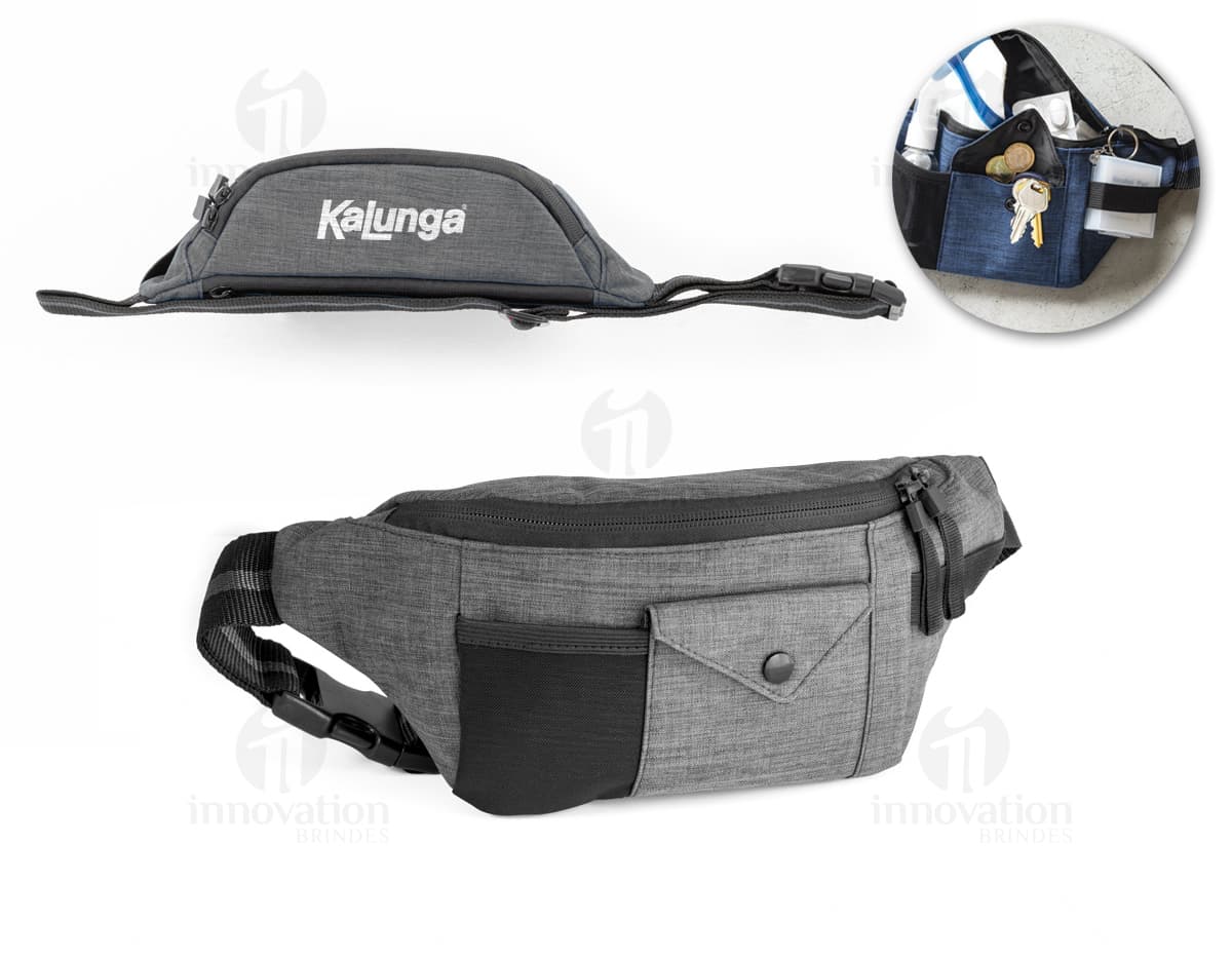 Pochete fashion em couro isolada, ideal para usar de forma casual. Perfeita para shopping e passeios, possui alça ajustável e bolsos modernos. Adquira já a sua pochete em couro de qualidade.