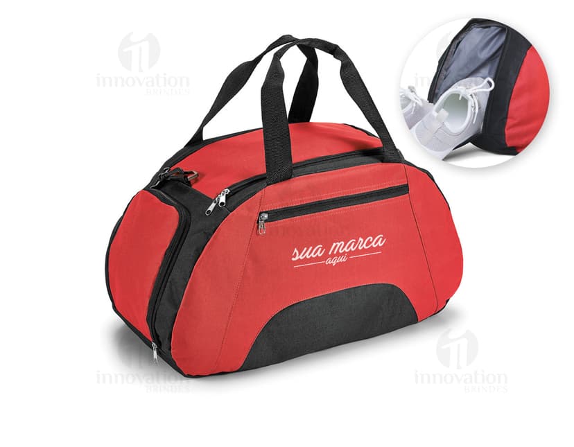 Bolsa esportiva em couro com alça ajustável e fecho em zíper. Ideal para viagens, compras e passeios, é uma acessório moderno e prático. Disponível em diversas cores, feita em nylon resistente. Perfeita para quem busca praticidade e estilo no dia a dia.