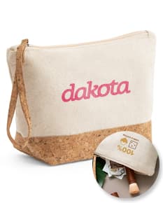 Necessaire de algodão com detalhes em cortiça, em forma de envelope marrom vazio.