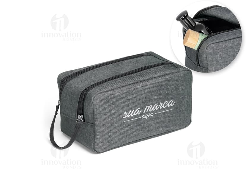 Necessaire de couro retro em um design clássico e elegante. O acessório perfeito para armazenar seus itens de higiene pessoal com estilo e sofisticação. Ideal para viagens ou para uso diário. Feito com materiais de alta qualidade para garantir durabilidade. Adquira já a sua e adicione um toque de elegância aos seus acessórios!