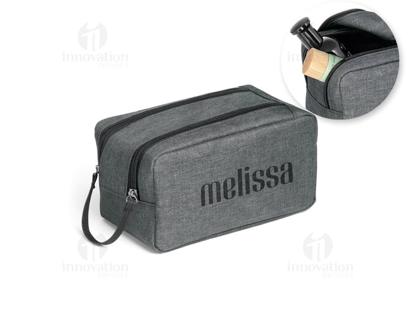 Nécessaire em couro marrom clássico - acessório moderno e prático para viagens e negócios. Mantenha seus itens de higiene organizados com estilo. Ideal para o dia a dia ou para viagens. Feito de couro resistente e com alça prática. Adquira já o seu!