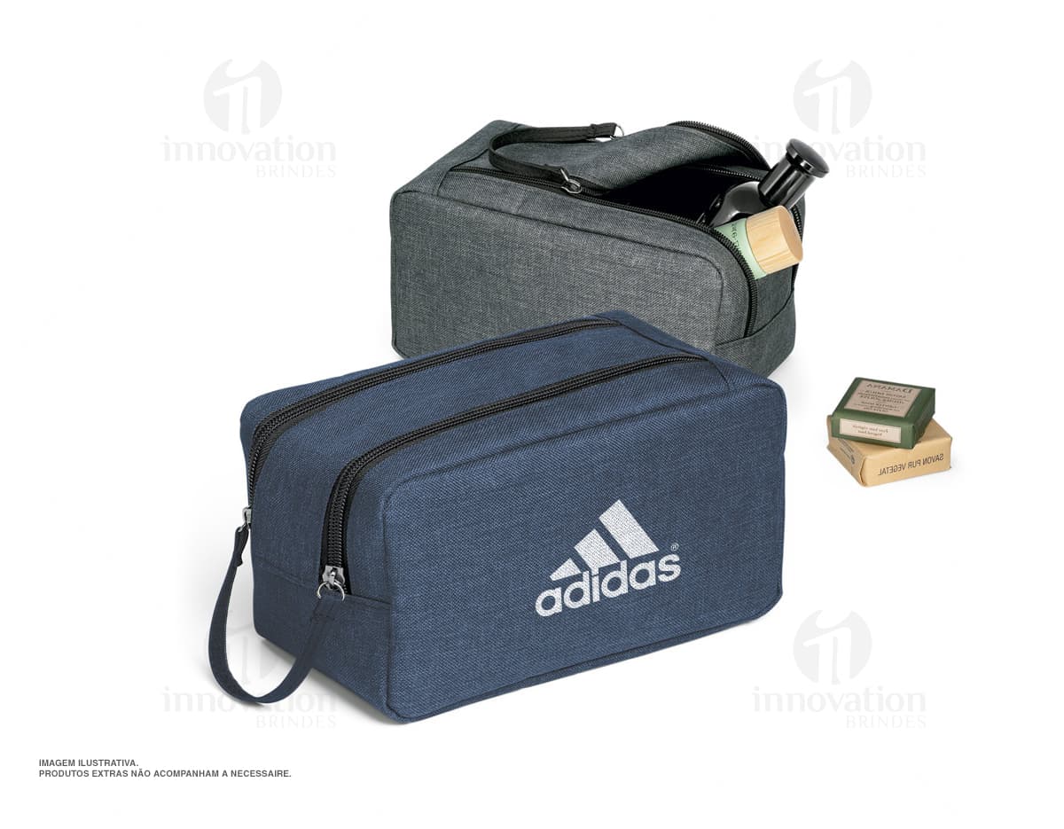 Necessaire de couro vintage isolada - item indispensável para quem busca estilo e organização. Perfeita para viagens ou uso diário, essa nécessaire é um acessório clássico e elegante, ideal para guardar seus objetos pessoais com segurança. Adquira já a sua! #necessaire #couro #vintage #acessório #viagem