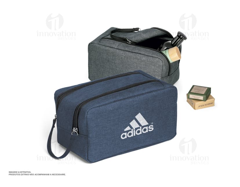 Necessaire de couro vintage isolada - item indispensável para quem busca estilo e organização. Perfeita para viagens ou uso diário, essa nécessaire é um acessório clássico e elegante, ideal para guardar seus objetos pessoais com segurança. Adquira já a sua! #necessaire #couro #vintage #acessório #viagem
