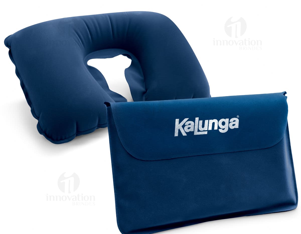 Almofada de Pescoço em Couro Preto: estilo e elegância para suas viagens de negócios. Feita com material de alta qualidade, ideal para armazenar dinheiro e objetos pessoais com segurança. Adquira já a sua e garanta conforto e sofisticação em suas viagens!