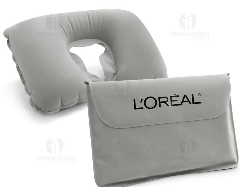 Almofada de pescoço em couro preto: o acessório de luxo perfeito para o seu conforto e estilo. Ideal para viagens de negócios ou compras, proporciona elegância e segurança. Com design exclusivo em metal e fecho, garanta já o seu! Elegância e conforto em cada detalhe.