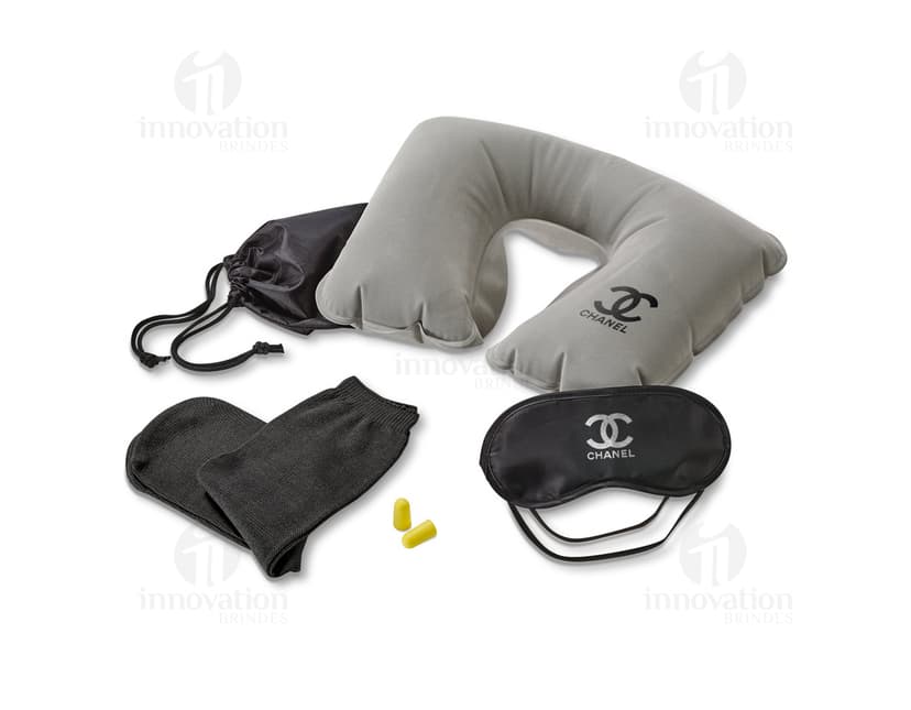 Kit de viagem moderno e seguro, ideal para o homem de negócios. Acompanha acessórios de couro para proteção dos olhos e das mãos. Perfeito para viagens a trabalho ou lazer. Garanta já o seu!