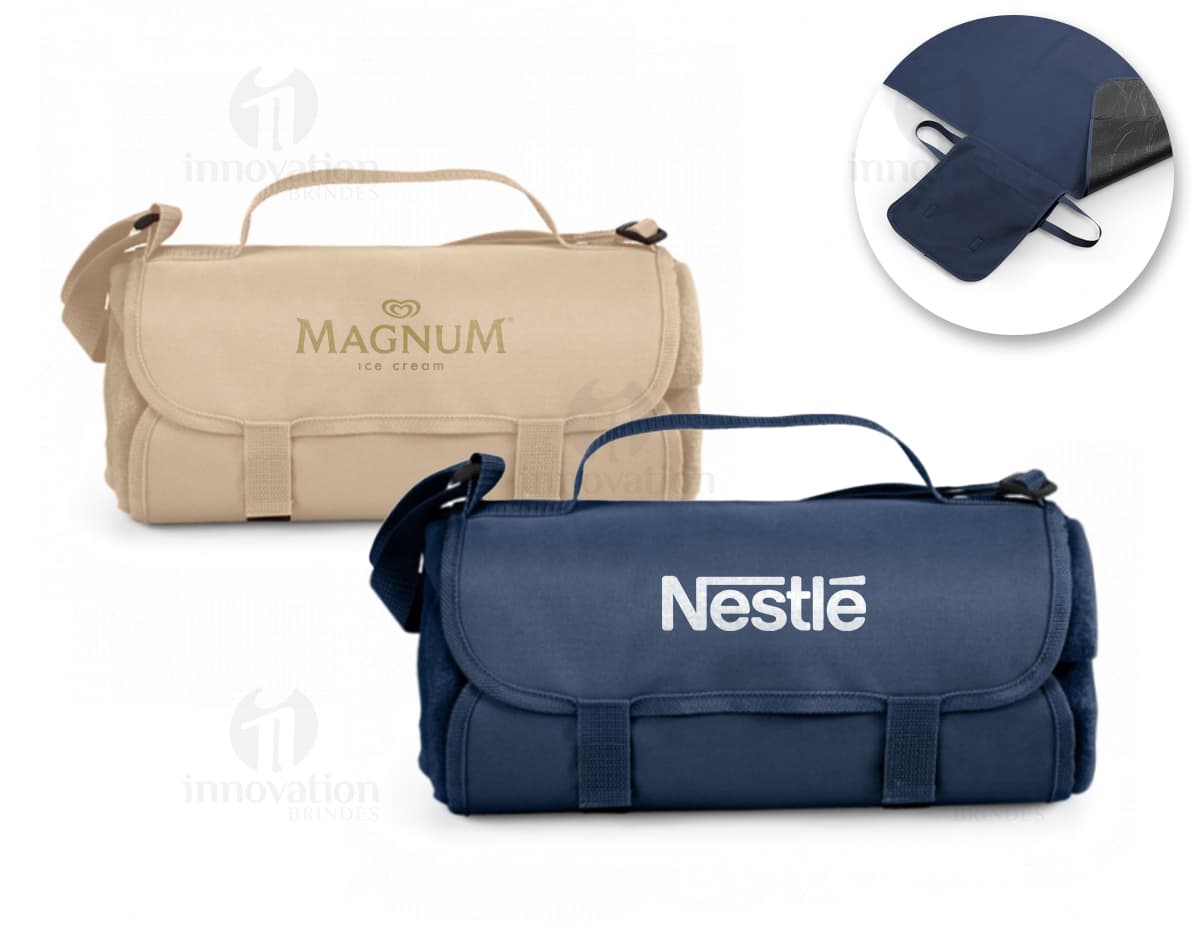 Manta tecido polar preta com alça ajustável, moderna e confortável. Ideal para viagens, lazer ou trabalho, proporcionando elegância e praticidade. Acessório de alta qualidade, feito de couro e metal, com design elegante e tecnológico. Perfeito para armazenar eletrônicos e outros objetos pessoais.