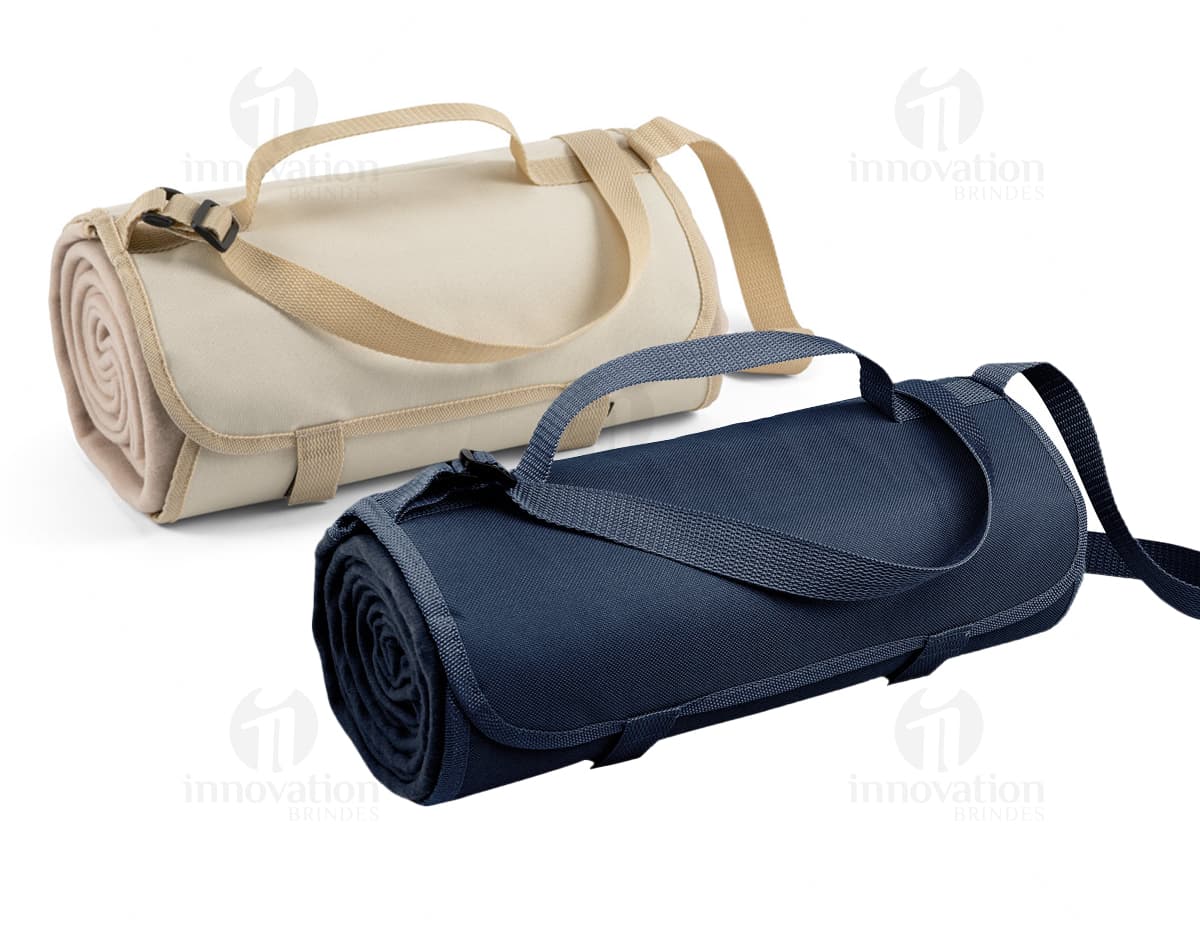 Manta tecido polar preta com alça ajustável, moderna e confortável. Ideal para viagens, lazer ou trabalho, proporcionando elegância e praticidade. Acessório de alta qualidade, feito de couro e metal, com design elegante e tecnológico. Perfeito para armazenar eletrônicos e outros objetos pessoais.