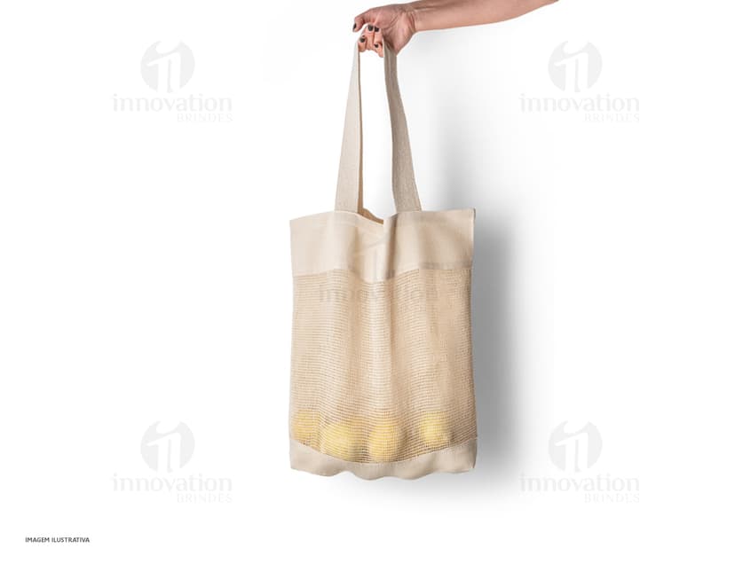 Sacola de algodão 180g, com malha de algodão. Embalagem vazia de papelão marrom, utilizada para compras, contendo etiqueta amarela e laço de fita. Estilo vintage, com design retrô e grunge, proporcionando um aspecto antigo e desgastado. Ideal para transporte de objetos e presentes, com espaço interno para armazenamento.