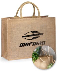 Bolsa de compras de juta marrom com alças de metal, fecho de cadeado, vazia e aberta. Inclui etiqueta de preço, símbolo de segurança e etiqueta de moda.