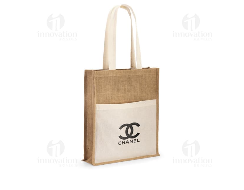 Sacola de juta de 240g com bolso frontal, ideal para compras seguras e protegidas. O fecho de cadeado garante a proteção do conteúdo, enquanto o metal resistente e o design moderno proporcionam segurança e estilo. Perfeita para armazenar dinheiro, cartões e outros objetos de valor durante suas compras no mercado ou loja.