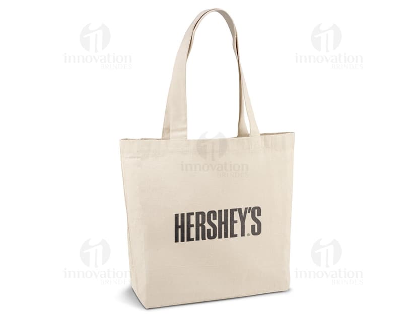 Sacola de compras de algodão 180g com alças de 65 cm, perfeita para armazenar suas compras com segurança e estilo. A sacola é resistente e durável, ideal para proteger suas compras enquanto você faz suas compras no shopping. Além disso, seu design elegante a torna um acessório de moda indispensável para qualquer consumidor consciente.