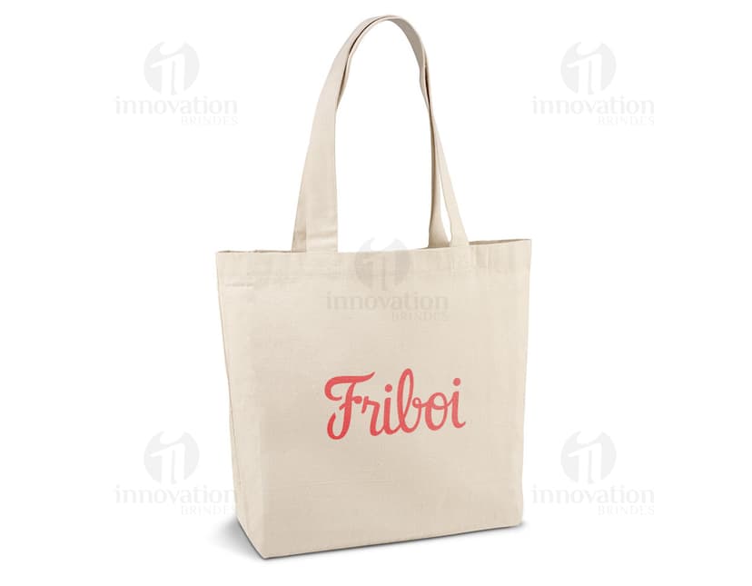 Sacola de compras de algodão 180g com alças de 65 cm, perfeita para armazenar suas compras com segurança e estilo. A sacola é resistente e durável, ideal para proteger suas compras enquanto você faz suas compras no shopping. Além disso, seu design elegante a torna um acessório de moda indispensável para qualquer consumidor consciente.