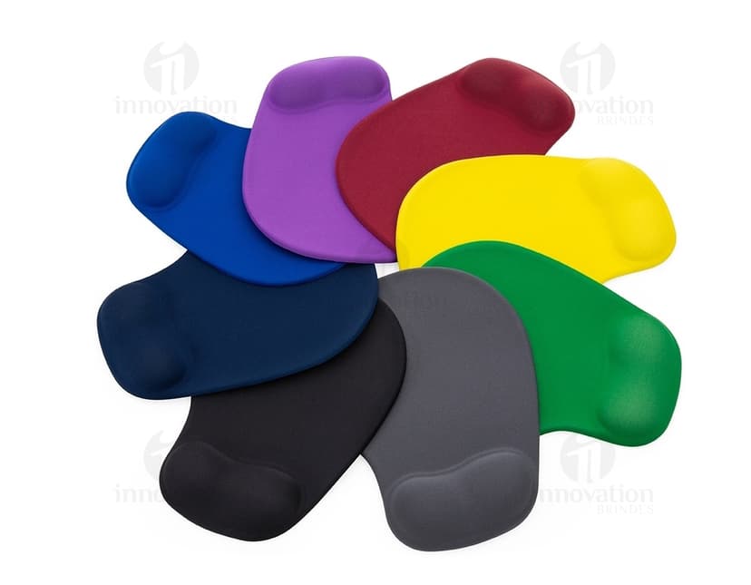 Mouse pad ergonômico preto com design decorativo em formato de coração. Perfeito para presentear no Dia dos Namorados ou aniversário. Produto de alta qualidade e conforto para o uso diário. Surpreenda quem você ama!